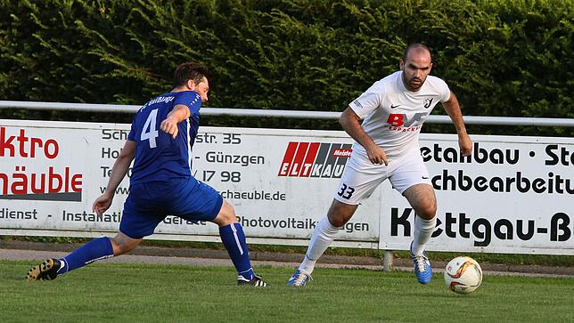 Bild 10: FC Erzingen müht sich in der Verlängerung zum 3:2-Pokalsieg beim Lokalrivalen FC Geißlingen &ndash; und wir haben Bilder!