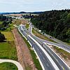 (Archivbild) Die B33 kurz vor dem Tunnel bei der Reichenauer Waldsiedlung. Hier war am Wochenende ein Mann in Schlangenlinien unterwegs.