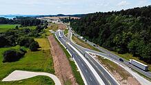 (Archivbild) Die B33 kurz vor dem Tunnel bei der Reichenauer Waldsiedlung. Hier war am Wochenende ein Mann in Schlangenlinien unterwegs.