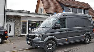 Die Ermittlungen vor Ort laufen weiter. Ein Einsatzwagen der Polizei steht am Mittwoch, 6. November, vor einem Cannabis-Laden in ...