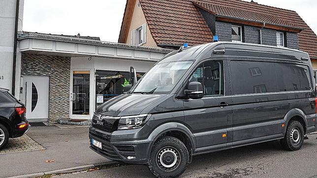Die Ermittlungen vor Ort laufen weiter. Ein Einsatzwagen der Polizei steht am Mittwoch, 6. November, vor einem Cannabis-Laden in ...