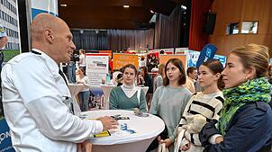 Auch die Polizei wird bei der Ausbildungsbörse am 9. Oktober in der Pfullendorfer Stadthalle wieder mit einem Stand vertreten sein.