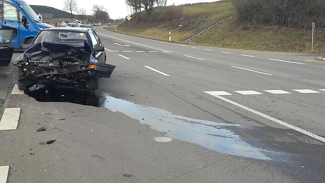 Aus dem Verursacher-Fahrzeug lief Öl auf die B 27 beoi Blumberg-Riedböhringen.