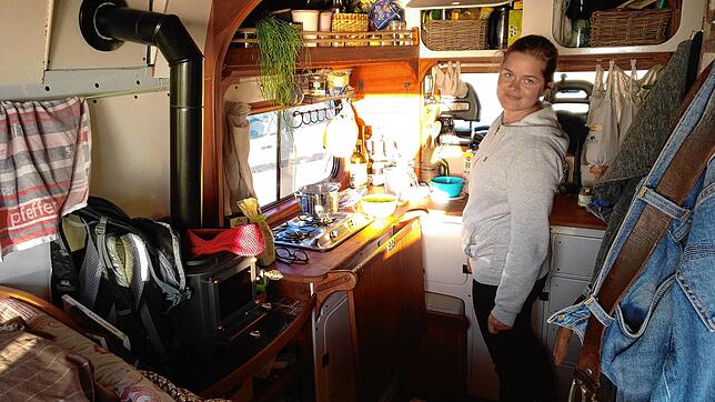 Hanna Ludwig in ihrem Fiat Dukato: Sie und ihr Partner leben hier seit zwei Jahren.