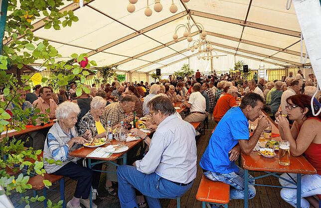 Volles Zelt beim Isidori-Dorffest: Es findet dieses Jahr nicht statt.