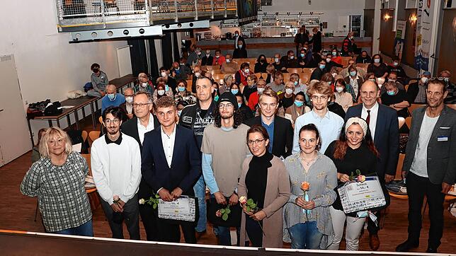 Bei der Verleihung des Zivilcourage-Preises wurden drei Einzelpersonen und neun junge Erwachsene als Gruppe im Kulturzentrum Gems ...