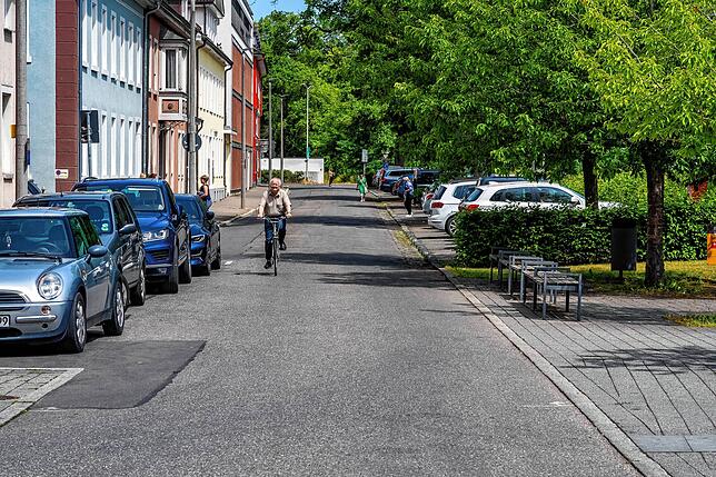 Die Brigachstaße in Villingen wird demnächst als Fahrradstraße markiert. Die Autos dürfen weiter einfahren. Die Querparkplätze bleiben ...