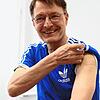 Pflaster drauf, fertig. Ein gut gelaunter Bundesgesundheitsminister nach der Auffrischungsimpfung.