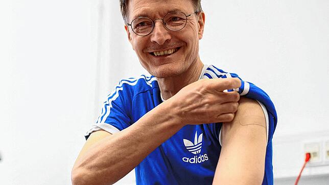 Pflaster drauf, fertig. Ein gut gelaunter Bundesgesundheitsminister nach der Auffrischungsimpfung.