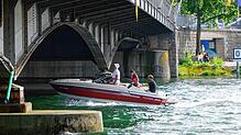 Prüfender Blick nach oben: Für so ein Motorboot reicht die Durchfahrthöhe unter der Alten Rheinbrücke in Konstanz noch aus. Die ...