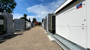 So könnten die Batteriespeicher-Anlagen in Kühmoos aussehen: Der Wechselrichter und ein Mittelspannungstransformator auf dieser Aufnahme ...