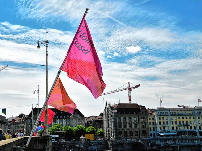Bild 8: ESC-Fans feiern am Dienstag in Basel