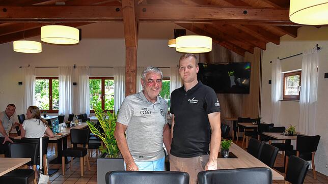 Der ehemalige Präsident des FC Steißlingen, Wolfgang Seliger (links), und Jan Akkermann. Koch und Wirt, freuen sich über die gelungene ...