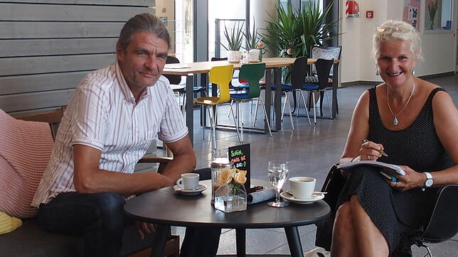 Markus Schababerle (links), Leiter des Bildungs-, Begegnungs- und Förderzentrum (BBF) in Oberteuringen, im Gespräch mit ...