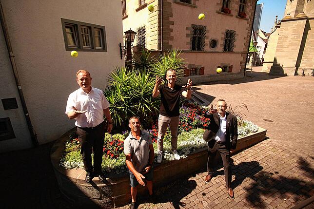 Freuen sich auf den Volksbank Überlingen Cup (von rechts): Oberbürgermeister Jan Zeitler, Andreas Harder vom TC Überlingen, ...