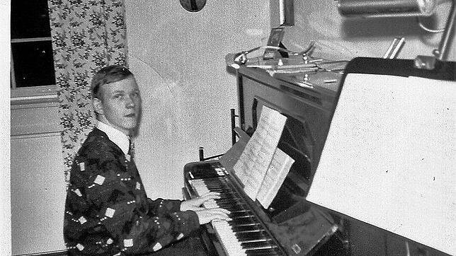 Thomas Neumann im Jahr 1967 am Klavier im Wohnzimmer der Dienstwohnung seines Vaters Dr.&nbsp;Paul Naumann, evangelischer Pfarrer der ...