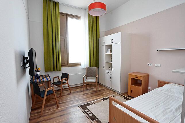 (Archivbild) Dies ist ein Musterzimmer im neuen Pflegeheim Haus Zoffingen. Jedes Einzelzimmer verfügt über ein eigenes Bad.