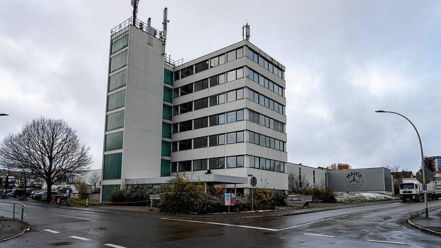 In diesem ehemaligen Bürogebäude will der Landkreis eine neue Flüchtlingsunterkunft einrichten.