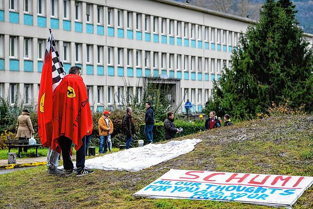 Im Klinikum in Grenoble wurde Michael Schumacher nach seinem Ski-Unfall behandelt. Fans und Journalisten warteten hier tagelang auf ...