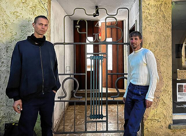 Maximilian Balser (links) und Michael Roggon vor der kuriosen Tür zu ihrem Vereinsdomizil Omega B. Den Namen leiten sie aus den Symbolen ...