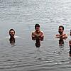 Coole Sache: Junge Unternehmer und Führungskräfte der IHK Schwarzwald-Baar-Heuberg beim Eisbaden im zwei Grad kalten Kirnbergsee