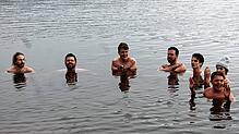 Coole Sache: Junge Unternehmer und Führungskräfte der IHK Schwarzwald-Baar-Heuberg beim Eisbaden im zwei Grad kalten Kirnbergsee