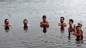 Coole Sache: Junge Unternehmer und Führungskräfte der IHK Schwarzwald-Baar-Heuberg beim Eisbaden im zwei Grad kalten Kirnbergsee