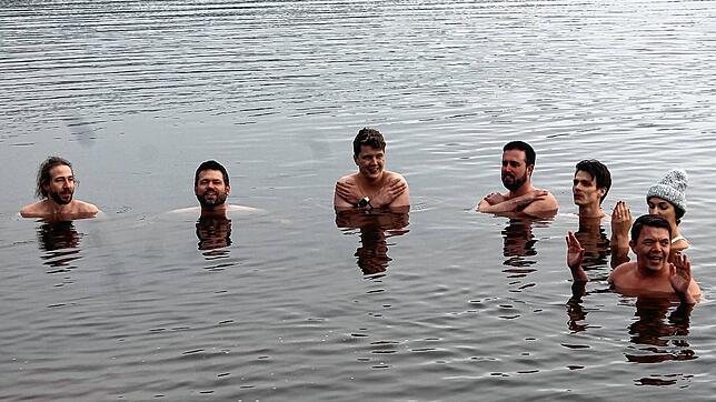 Coole Sache: Junge Unternehmer und Führungskräfte der IHK Schwarzwald-Baar-Heuberg beim Eisbaden im zwei Grad kalten Kirnbergsee