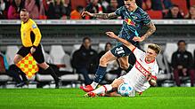 Leipzigs Benjamin Sesko kämpft um den Ball gegen Stuttgarts Finn Jeltsch. Der VfB Stuttgart besiegt den RB Leipzig im DFB-Halbfinale mit ...