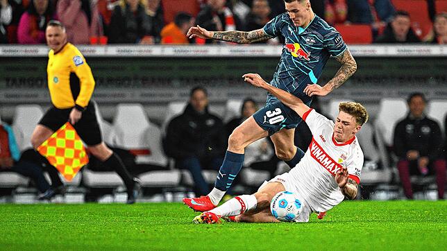 Leipzigs Benjamin Sesko kämpft um den Ball gegen Stuttgarts Finn Jeltsch. Der VfB Stuttgart besiegt den RB Leipzig im DFB-Halbfinale mit ...
