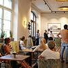 Eine Szene vom SÜDKURIER-Podium aus anderer Perspektive. Links ein Teil der Begleitpersonen der Kandidaten als Publikum, in der rechten ...