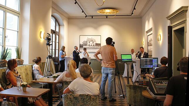Eine Szene vom SÜDKURIER-Podium aus anderer Perspektive. Links ein Teil der Begleitpersonen der Kandidaten als Publikum, in der rechten ...