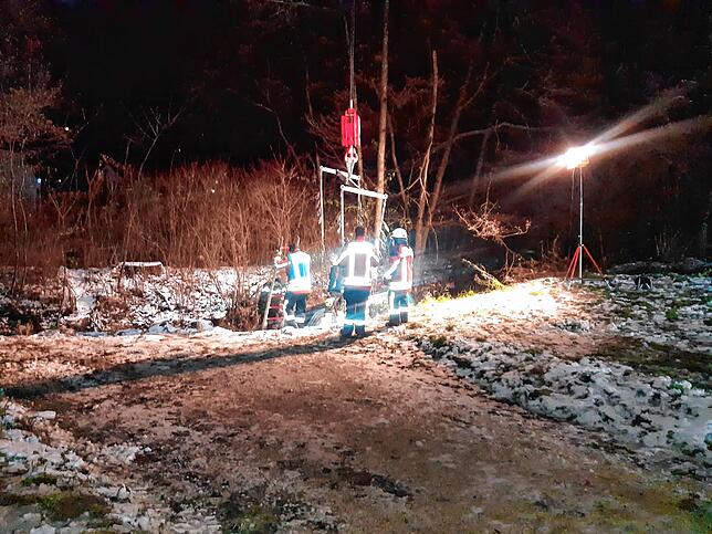 Bild 3: Bilder von der Bergung eines Autos aus der Stockacher Aach