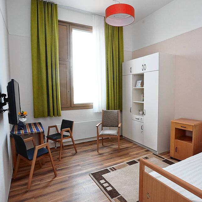 Dies ist ein Musterzimmer im Pflegeheim Haus Zoffingen. Jedes Einzelzimmer verfügt über ein eigenes Bad.