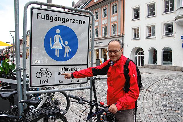 Steffen Lehr vom ADFC zeigt auf das „Fahrrad frei“-Symbol, welches unter dem Fußgängerzonenschild in der Villinger ...