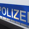 Unser Symbolbild zeigt den Polizei-Schriftzug auf einem Einsatzwagen.