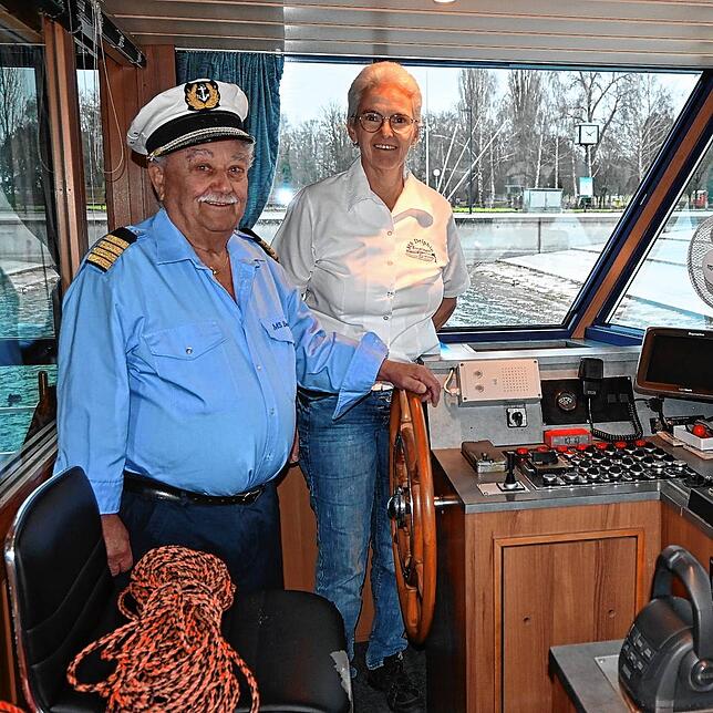 Die Eigner Roland und Erika Neuenschwander auf der Brücke ihrer „Delphin“. Das Motorschiff wurde eigens für sie gebaut und ist seit dem ...