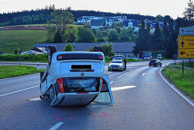 Bild 1: Autofahrerin verletzt sich bei Überschlag an Storzenberg-Kreuzung