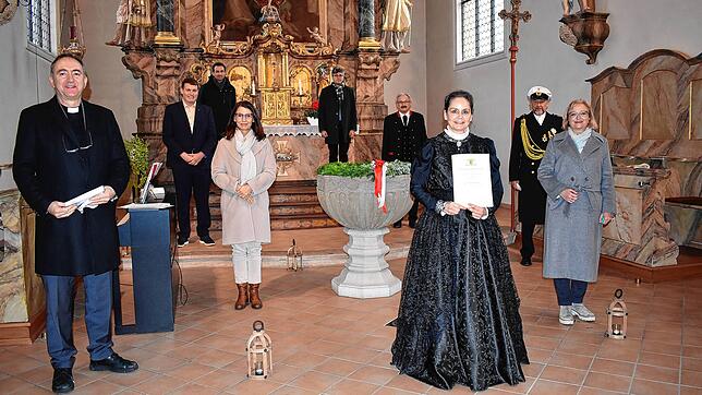 Die Geehrte und ihre Gratulanten (hintere Reihe, von links): Grünen-Landtagsabgeordneter Niklas Nüßle (Wutöschingen), Bürgermeister ...