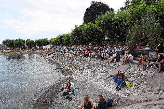 Bild 28: Das Seenachtfest 2023 startet durch! Immer mehr Besucher strömen auf das Festgelände