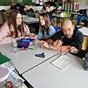 Rapper Danny Fresh hilft den Schülerinnen Alda, Mila und Julia der achten Klasse dabei, einen gemeinsamen Songtext zu schreiben.