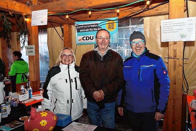 Bild 12: Gesang und Glühweinduft vor der Kirnachmühle: Der Unterkirnacher Weihnachtsmarkt lädt zum Verweilen
