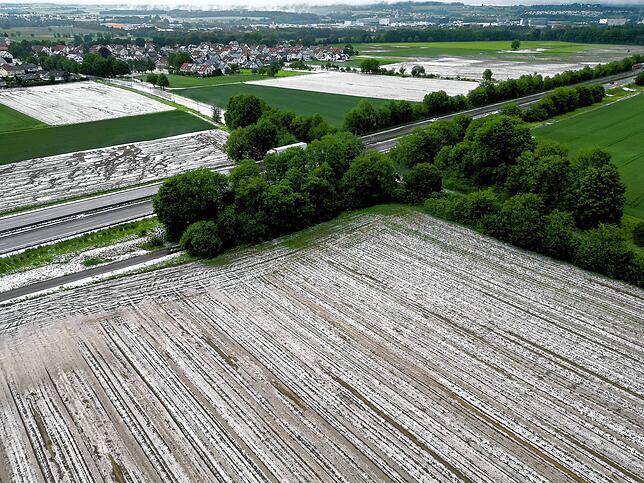 In der Region um Laupheim sind Felder von großen Mengen Hagel bedeckt.
