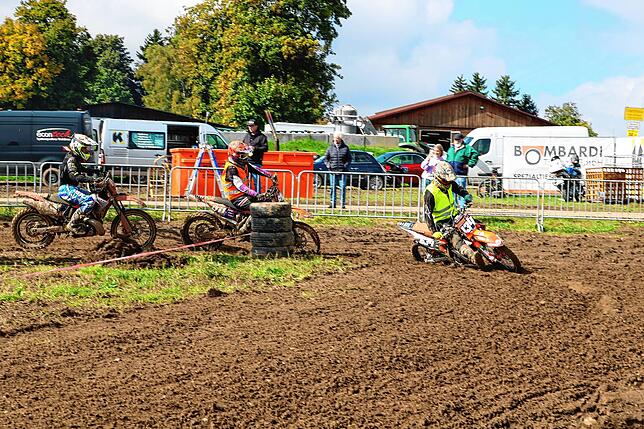 Bild 3: Geländemaschinen drehen auf: Motocross-Fahrer beweisen bei der Enduro-Challenge in Löffingen Geschicklichkeit und Mut