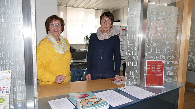 Doris Bauer (links) und Brigitte Rost von der Freiwilligenagentur leisten im Gambrinus auch gerne Amtshilfe.