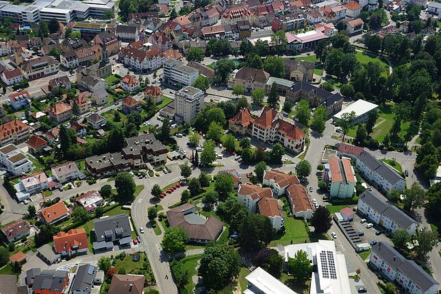 Am Standort des einstigen Gefängnisses (Mitte) ist heute ein Parkplatz. Der Gebäudekomplex rechts in der Mitte ist das Amtsgericht.