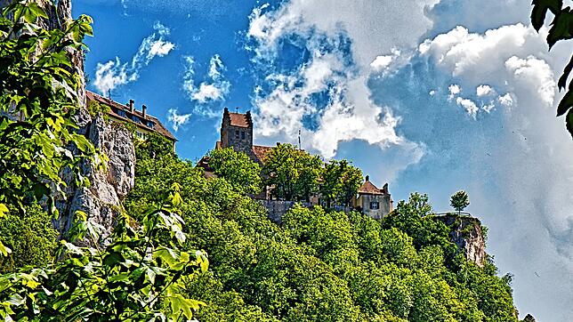 Das Donautal mit seinen Schlössern und Ruinen (hier Schloss Werenwag) ist zu einem der beliebtesten Urlaubsziele in Deutschland geworden.