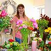 Für das Foto nimmt sie die Maske ab, im Umgang mit Kunden ist diese dagegen steter Begleiter: Mirjam Gralke, Inhaberin von Blumen ...
