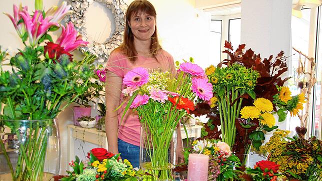 Für das Foto nimmt sie die Maske ab, im Umgang mit Kunden ist diese dagegen steter Begleiter: Mirjam Gralke, Inhaberin von Blumen ...