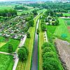 Drohnenaufnahme der Breg vor Beginn des 2. Bauabschnittes. Die Renaturierung beginnt an der Bahnlinie im Bildhintergrund. Im Vordergrund ...